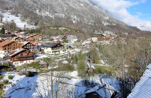 Ringgenberg House | Cosy apartment in villa for 4 guests with WIFI, TV, terrace and parking