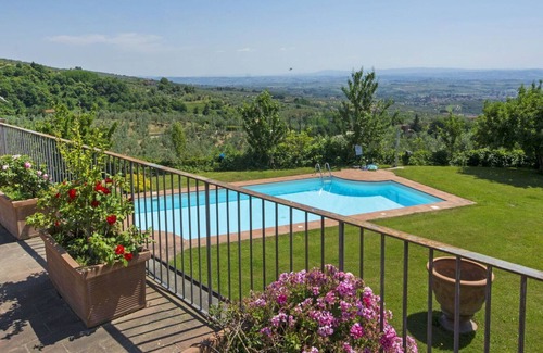 Giugnano Villa | Cosy apartment in villa for 4 guests with pool, A/C, WIFI, TV, terrace, panoramic view and parking