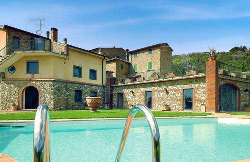 Giugnano Villa | Cosy apartment in villa for 4 guests with pool, A/C, WIFI, TV, terrace, panoramic view and parking