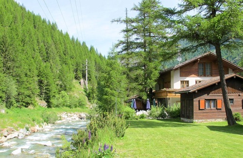 Saas-Balen House | Cosy apartment in villa for 4 people with WIFI, TV, patio, pets allowed and parking