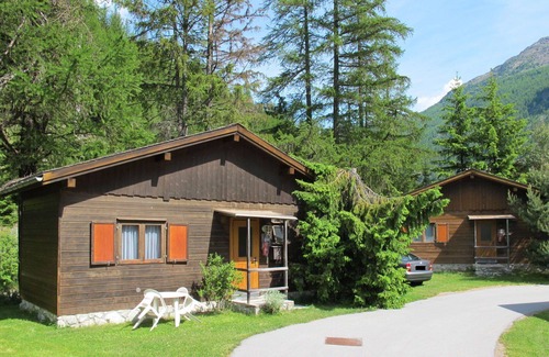 Saas-Balen House | Cosy apartment in villa for 4 people with WIFI, TV, patio, pets allowed and parking