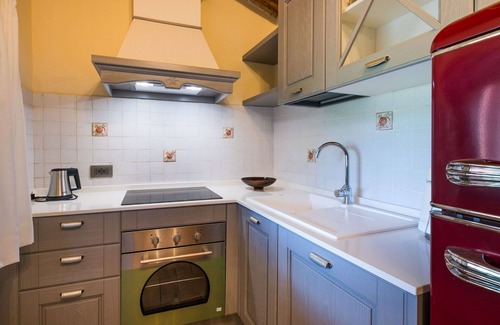 Castagneto Carducci Villa | Cosy apartment in villa for 4 guests with WIFI, A/C, pool, TV, patio, pets allowed and parking