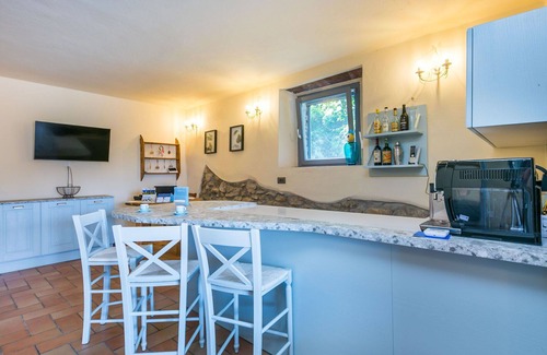 Castagneto Carducci Villa | Cosy apartment in villa for 4 guests with WIFI, A/C, pool, TV, patio, pets allowed and parking