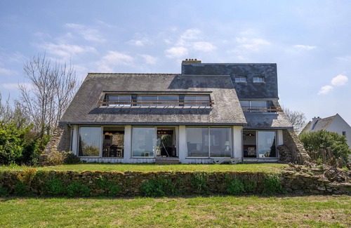 Saint-Pierre-Quiberon House | Cosy apartment in villa for 10 people with WIFI, TV and terrace