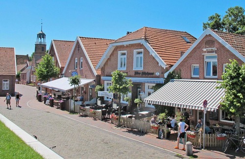 Bunde House | Cosy apartment in villa for 4 people with WIFI, TV, terrace, pets allowed and parking