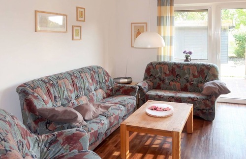 Bunde House | Cosy apartment in villa for 4 people with WIFI, TV, terrace, pets allowed and parking