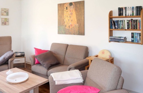 Bunde House | Cosy apartment in villa for 4 people with WIFI, TV, terrace and parking