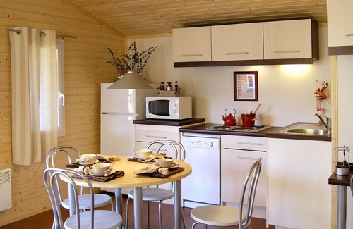 Beynat House | Cosy apartment in villa for 6 guests with WIFI, pool, TV, terrace, pets allowed and parking