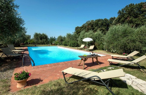 Simignano House | Cosy apartment in villa with WIFI, pool, terrace, pets allowed, panoramic view and parking