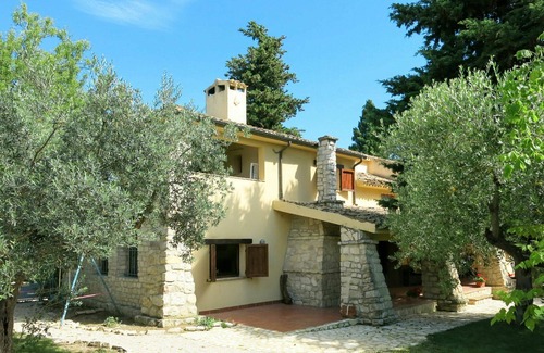 Casalbordino House | Cosy apartment in villa for 6 guests with WIFI, pool, TV, terrace and parking