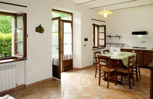 Lisciano Niccone Villa | Cosy apartment in villa for 4 people with WIFI, pool, patio, pets allowed and parking