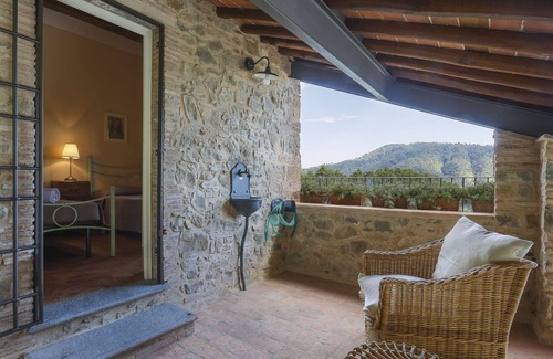 Pescaglia Villa | Cosy apartment in villa for 6 guests with WIFI, pool, A/C, TV, terrace, pets allowed and parking