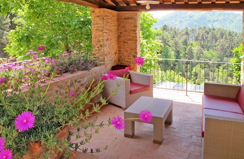San Martino in Freddana Villa | Cosy apartment in villa with private pool, A/C, WIFI, TV, terrace, pets allowed and parking