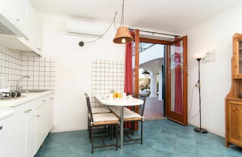 Casamicciola Terme Villa | Cosy apartment in villa for 4 guests with WIFI, TV, patio and parking