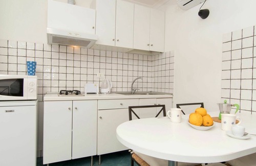 Casamicciola Terme Villa | Cosy apartment in villa for 4 guests with WIFI, TV, patio and parking