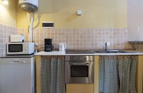 Novelli Apartment | Cosy apartment with WIFI, pool, TV, patio, pets allowed, panoramic view and parking