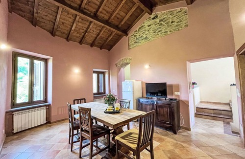 Novelli Apartment | Cosy apartment with WIFI, pool, TV, patio, pets allowed, panoramic view and parking