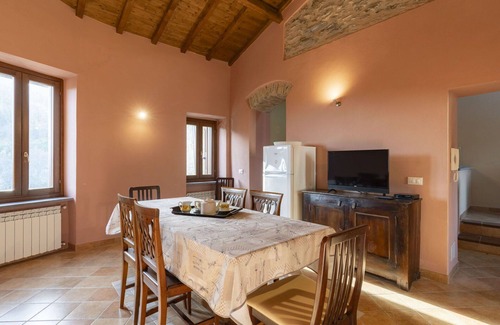 Novelli Apartment | Cosy apartment with WIFI, pool, TV, patio, pets allowed, panoramic view and parking