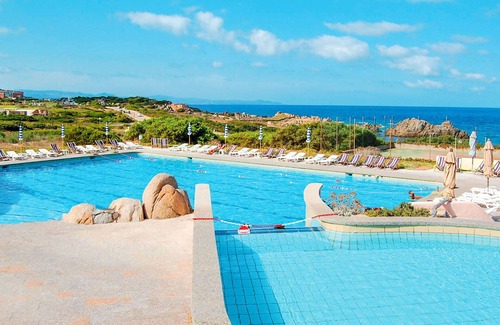 Santa Reparata Apartment | Cosy apartment for 3 guests with pool, TV, balcony, pets allowed and parking