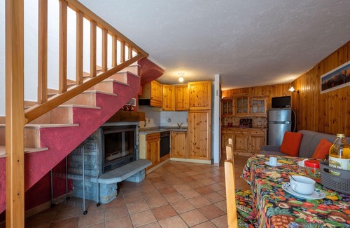 Sarre Apartment | Cosy apartment for 6 guests with TV, balcony and parking, close to Aosta