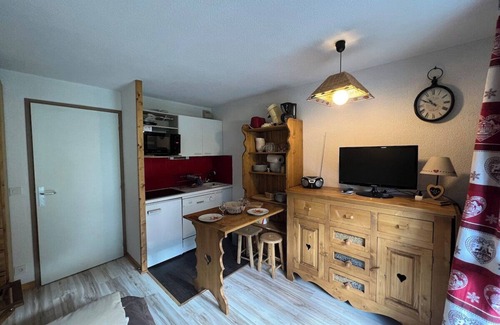 Meribel-Mottaret Apartment | Cosy apartment of 22m2 with 1 bunk bed area and 1 living room with sofa in the Hameau du Mottaret