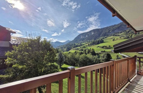Flumet Apartment | Cosy apartment with balcony and mountain view