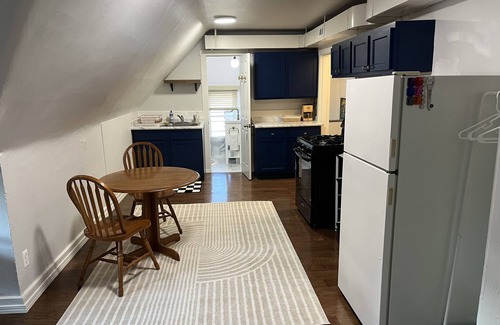 Covington Apartment | Cosy Boho 3rd Floor Studio in Heart of Covington, 5 Minute Walk to Wedding Venue