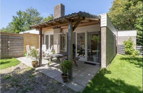 Sint Maartensvlotbrug House | Cosy bungalow on quiet resort near beach