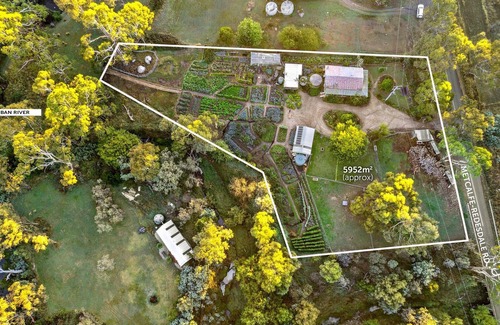 Metcalfe House | Cosy Bungalow on Tranquil Organic Mini-Farm