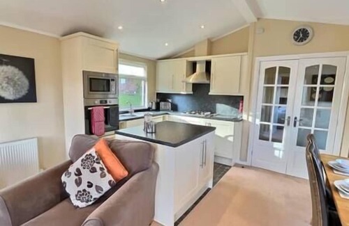 Tewitfield House | Cosy Cabin with Lake View