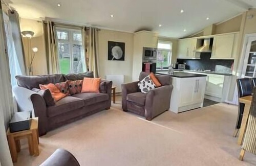 Tewitfield House | Cosy Cabin with Lake View