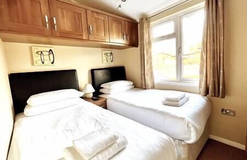 Tewitfield House | Cosy Cabin with Lake View