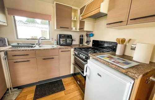 Felixstowe House | Cosy caravan with free WiFi at Felixstowe Beach Holiday Park ref 55008SW
