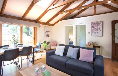Olinda House | Cosy, central Olinda Camellia Cottage