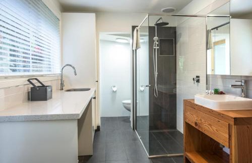 Olinda House | Cosy, central Olinda Camellia Cottage