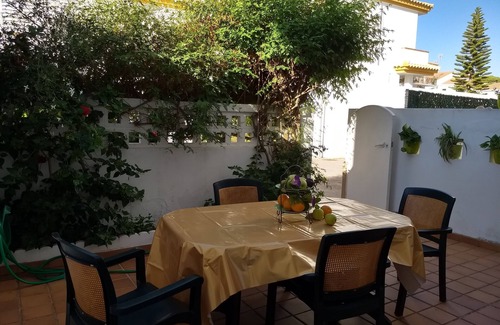Isla Cristina House | Cosy chalet near the beach, garden, parking, WiFi, satellite TV, airco
