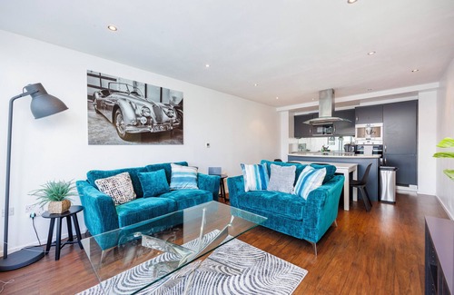Docklands Apartment | Cosy Corner 2 Bed 2 Bath Apartment