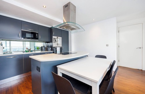 Docklands Apartment | Cosy Corner 2 Bed 2 Bath Apartment