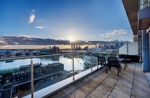 Docklands Apartment | Cosy Corner 2 Bed 2 Bath Apartment