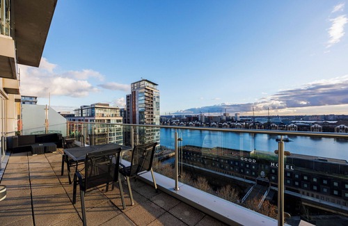 Docklands Apartment | Cosy Corner Apartment Near to Excel