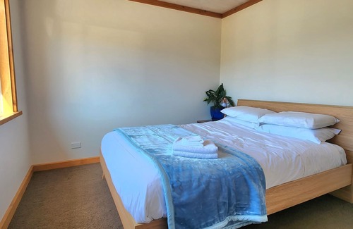Lake Hawea House | Cosy cottage at Lake Hawea. Family & pet friendly, short walk to river & lake