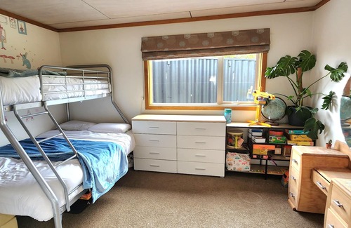 Lake Hawea House | Cosy cottage at Lake Hawea. Family & pet friendly, short walk to river & lake