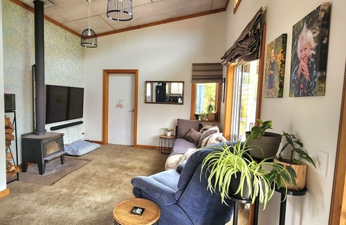 Lake Hawea House | Cosy cottage at Lake Hawea. Family & pet friendly, short walk to river & lake