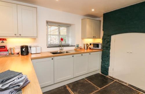 Lifton House | Cosy Cottage