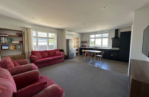 Methven House | Cosy Cottage on Allen St!