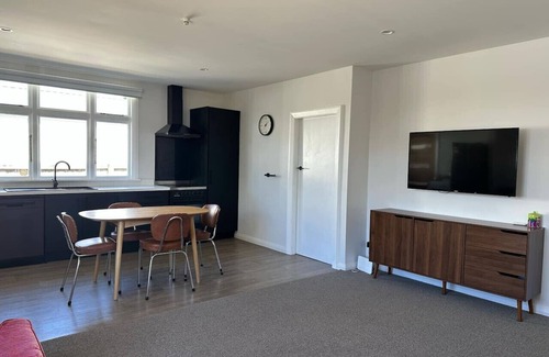 Methven House | Cosy Cottage on Allen St!