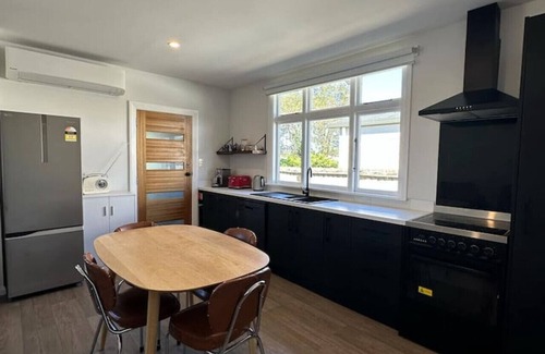 Methven House | Cosy Cottage on Allen St!