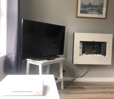 Lamlash Apartment | Cosy cottage with sea views close to local shops.