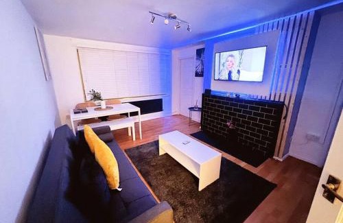 Broad Green Apartment | Cosy Croydon Apt Sleeps 5