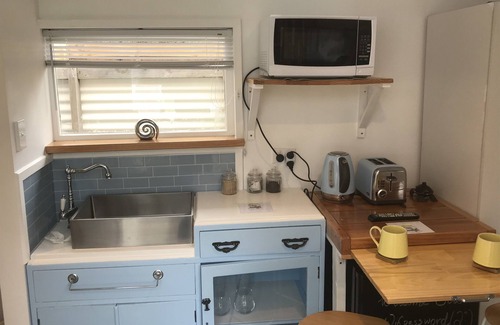 Paraparaumu Beach House | Cosy Cute Beach Cottage - 1 minute to the BEACH - Wi-Fi